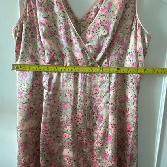 Silk dress in soft taupe with pink floral print by Kenzie - Picture 5 of 6